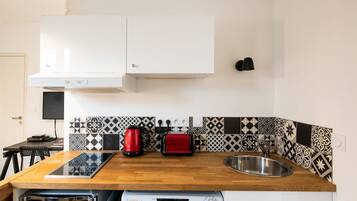 Fridge, microwave, oven, coffee/tea maker