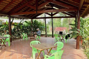 Outdoor dining - Your Personal Paradise in ZenGarden: Cozy Vacation Home for Couples in Paraguay (Ñemby)