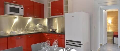 Réfrigérateur, un four, lave-vaisselle