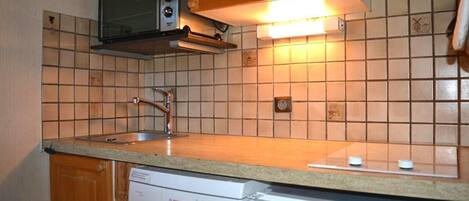 Kühlschrank, Ofen, Geschirrspüler, Wasserkocher mit Kaffee-/Teezubehör