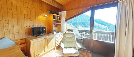 Una televisión, una chimenea