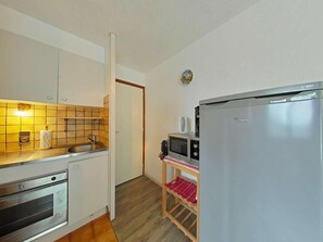 Kühlschrank, Mikrowelle, Ofen, Wasserkocher mit Kaffee-/Teezubehör