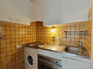 Køleskab, mikrobølgeovn, ovn, kaffe-/temaskine