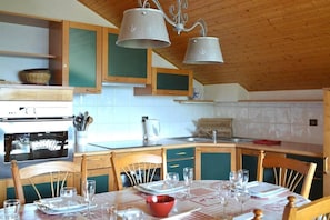 Fridge, microwave, oven, dishwasher - 2nd floor, view mountain, balcony, fireplace or stove, tv, 70m², Le Grand Bornand (Le Grand-Bornand)