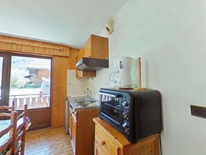 Fridge, microwave, oven