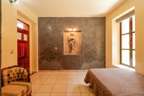 Muebles diferentes, cortinas blackout y tabla de planchar con plancha 