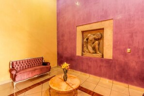 Muebles diferentes, cortinas blackout y tabla de planchar con plancha 