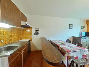 Fridge, oven, coffee/tea maker, toaster