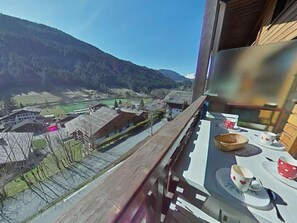 A balcony with a view of a village and mountains. - 3rd floor, view mountain, balcony, tv, 41m², Le Grand Bornand (Le Grand-Bornand)