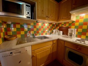Kühlschrank, Ofen, Geschirrspüler, Wasserkocher mit Kaffee-/Teezubehör