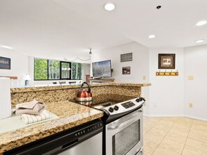 Fridge, microwave, oven, stovetop - 150 Yards To The Slopes In A Cozy, Amenity-Rich Studio Near PCMR (Park City)