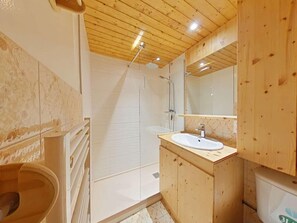Bathtub, hair dryer