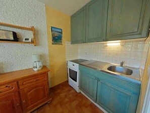 Kühlschrank, Mikrowelle, Ofen, Wasserkocher mit Kaffee-/Teezubehör