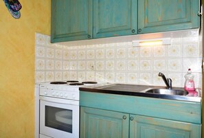 Fridge, microwave, oven, coffee/tea maker