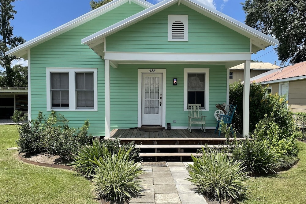 Classic Cajun Cottage on Bayou Teche - 1 & 1/2 miles from Downtown Breaux Bridge