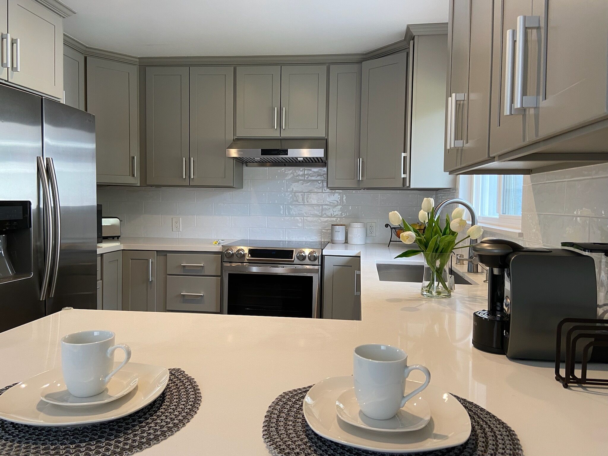 Geladeira, micro-ondas, fogão, cooktop