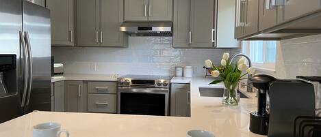 Geladeira, micro-ondas, fogão, cooktop