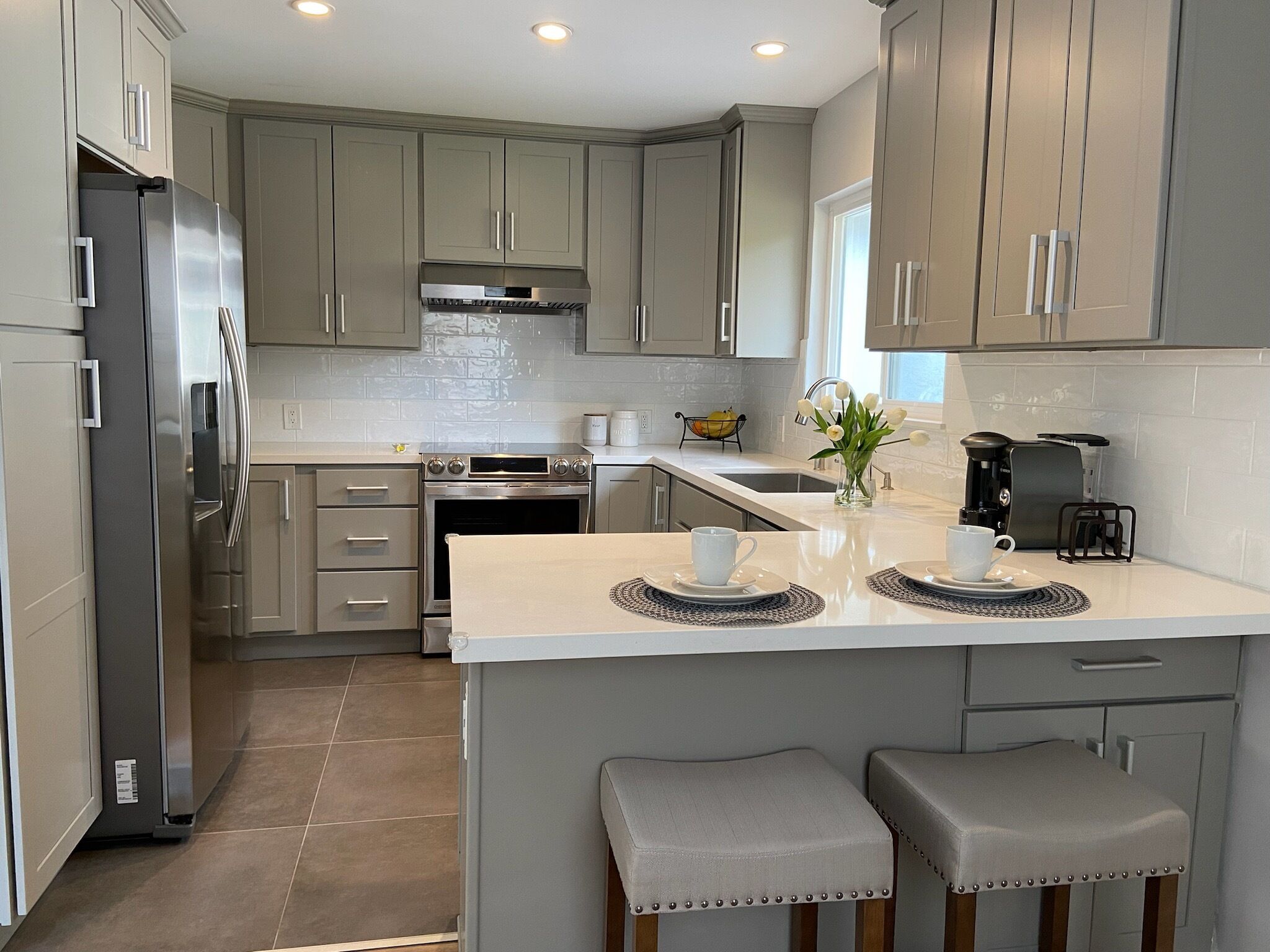 Geladeira, micro-ondas, fogão, cooktop