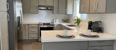 Geladeira, micro-ondas, fogão, cooktop