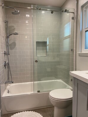 Ensemble douche/baignoire, sèche-cheveux, serviettes fournies, savon