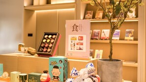 A display with various items including a box labeled 'Play With Memeda,' a small tree in a pot, and a sign with Japanese characters.