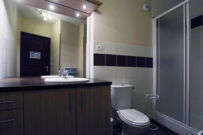 Bathroom - 100m from ski slopes, 2nd floor, view valley, parking, tv, ski locker, 40m², Peyragudes (Germ)