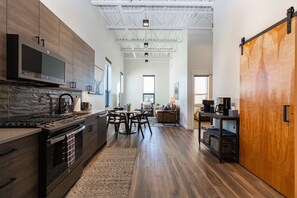 Fridge, oven, stovetop, dishwasher