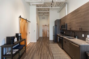 Frigorifero, forno, piano cottura, lavastoviglie