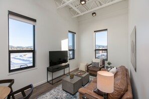 TV - Westlake Retreat:Midtown BZN (Bozeman)