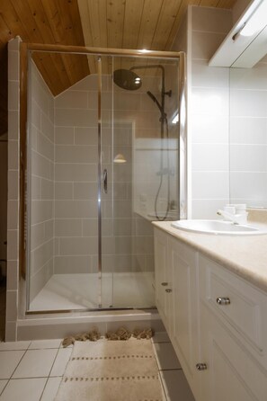 Baignoire, séchoir à cheveux