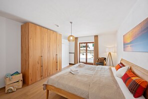 2 bedrooms, desk, travel cot, free WiFi