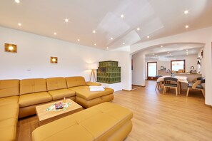 Een smart-tv en een open haard