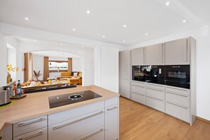 Réfrigérateur, four, plaque de cuisson, lave-vaisselle