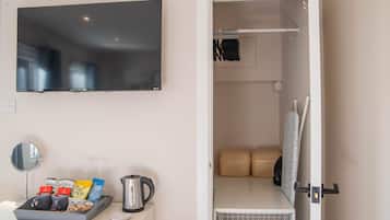 Chambre Double, salle de bains attenante (The Courtyard Room)