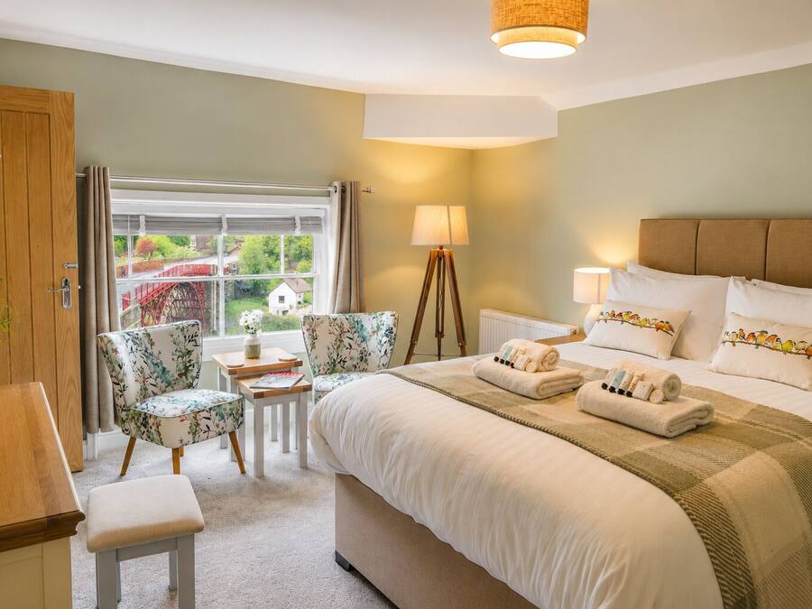 Deluxe Double Room, Ensuite (The Severnside Room)