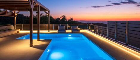 Alberca al aire libre y alberca climatizada