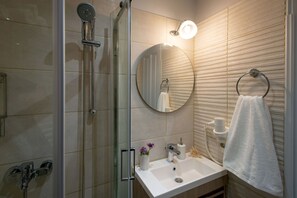 Duschwanne, Haartrockner, Handtücher, Seife