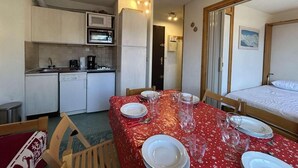 Coffee/tea maker, fridge, microwave, oven - 250m from ski slopes, 1st floor, view village, balcony, parking, tv, 30m², Montgenèvre (Montgenèvre)