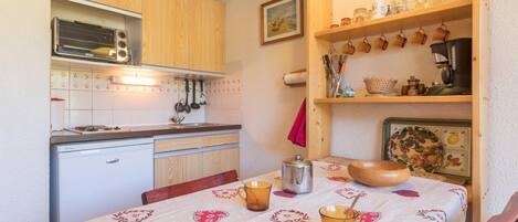 Kylskåp, mikrovågsugn, ugn och kaffe- och tebryggare