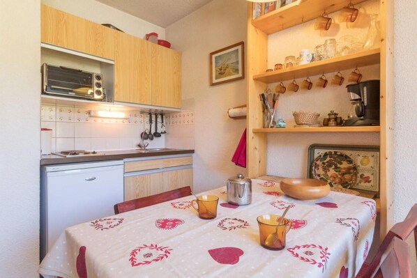 Fridge, oven, coffee/tea maker - 1st floor, view mountain, balcony, parking, tv, 20m², Montgenèvre (Montgenèvre)