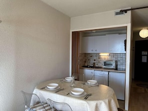Refrigerador, lavavajillas, cafetera y tetera y tostadora 