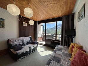 Living area - 100m from ski slopes, 5th floor, view village, balcony, tv, ski locker, 42m², Montgenèvre (Montgenèvre)