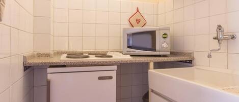 冷蔵庫、電子レンジ、オーブン、コーヒー / ティーメーカー