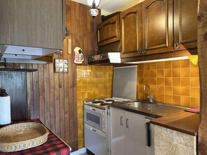 Kühlschrank, Geschirrspüler, Wasserkocher mit Kaffee-/Teezubehör