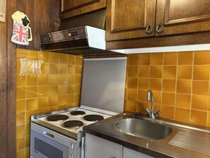 Fridge, dishwasher, coffee/tea maker