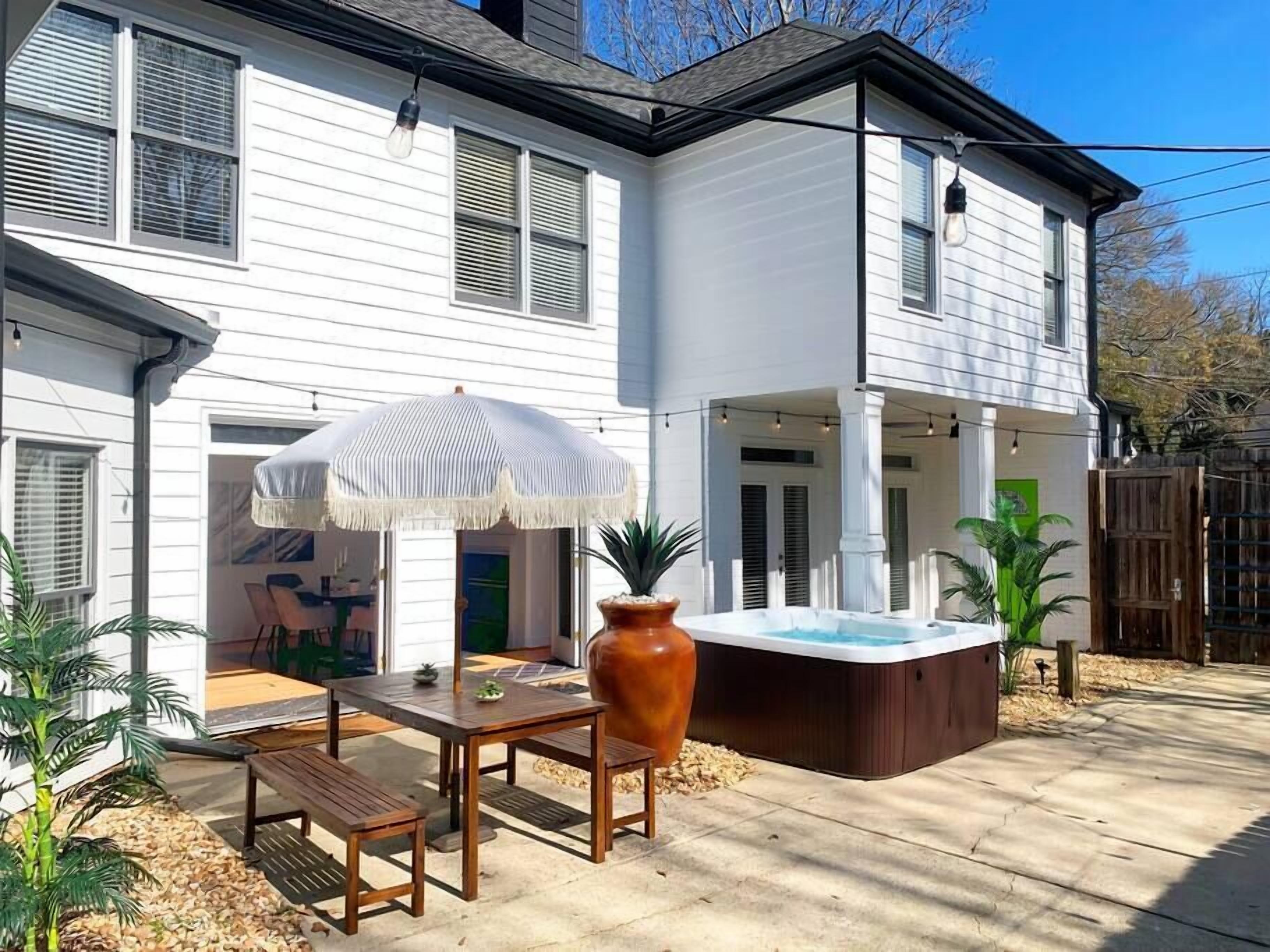 InstaWorthy Retreat, Sleeps 15 😍 Magical Theater + Hot Tub