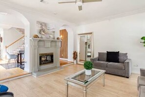 Smart TV - Casa Blanca · Luxury Insta Retreat w/ HotTub, 2 Theaters, Grill (Atlanta)