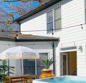 Outdoor dining - Luxury Insta Retreat with Hot Tub & Theater (Atlanta)