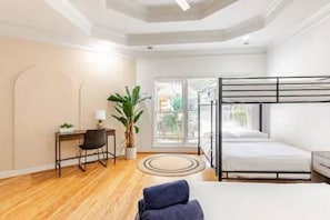 5 bedrooms, iron/ironing board, Internet, bed sheets