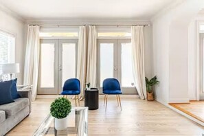 Smart TV - Casa Blanca · Luxury Insta Retreat w/ HotTub, 2 Theaters, Grill (Atlanta)